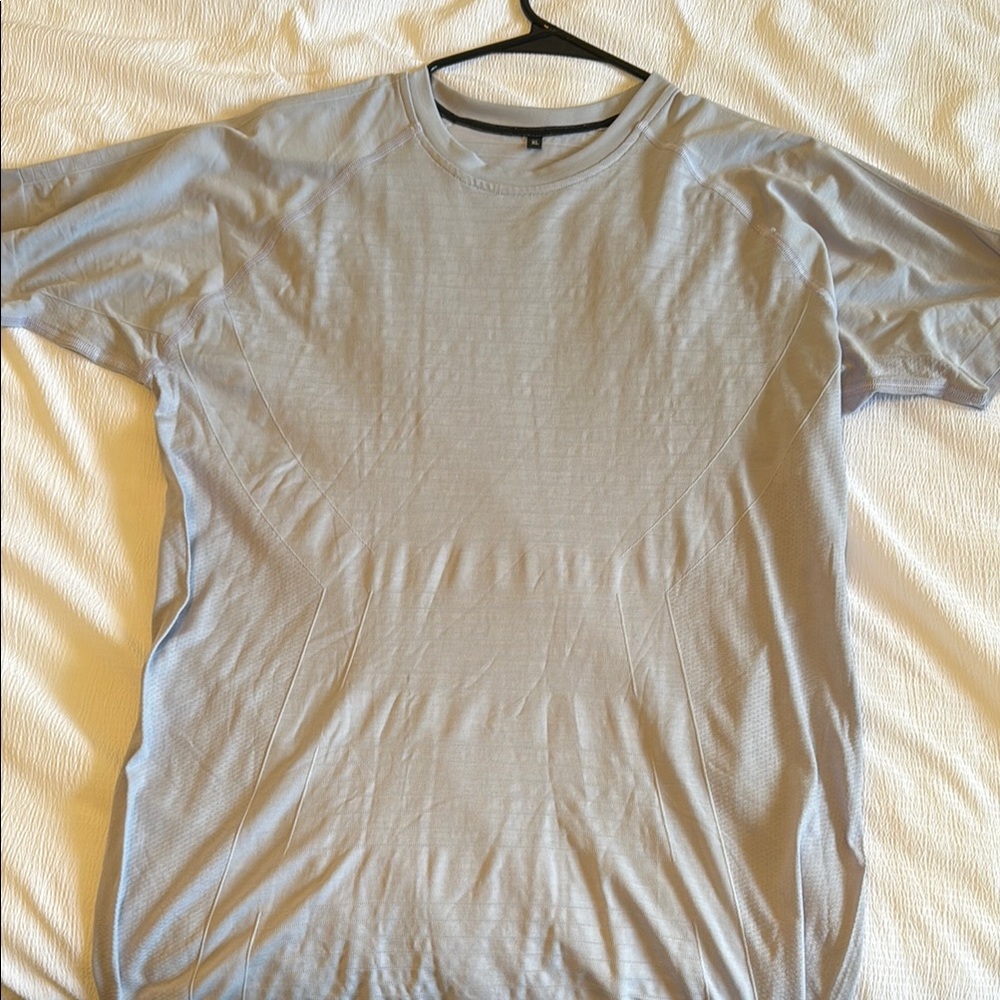 Men's Alphalete Off white/Lilac T-Shirt